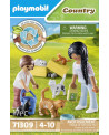 FAMILLE DE CHATS AVEC FEMME ET ENFANT