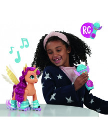 PETIT PONEY SUNNY CHANTE ET FAIT DU ROLL