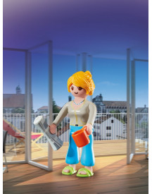 JEUNE FEMME ET JOURNAL
