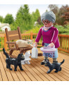GRAND-MERE AVEC CHATS