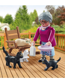 GRAND-MERE AVEC CHATS