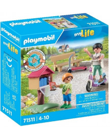 BOITE A LIVRES AVEC MAMAN ET ENFANT