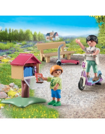 BOITE A LIVRES AVEC MAMAN ET ENFANT