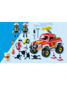 VEHICULE DE POMPIERS AVEC BIDON ENFLAMME