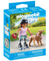 JEUNE FILLE ROLLEUSE AVEC RETRIEVER