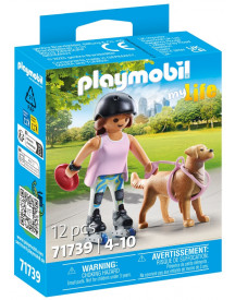 JEUNE FILLE ROLLEUSE AVEC RETRIEVER