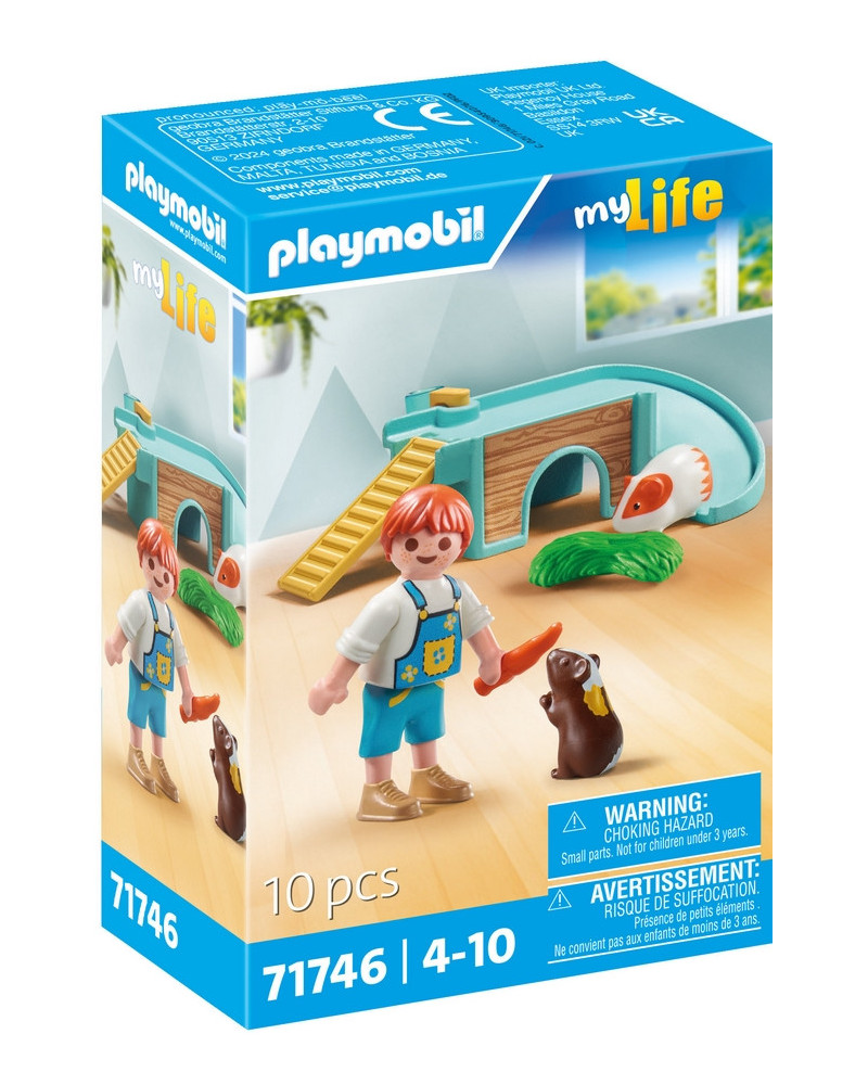 ENFANT,COCHONS D'INDE ET AIRE DE JEUX