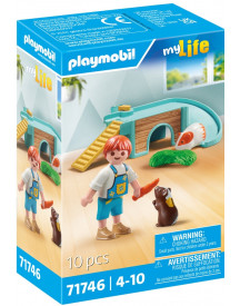 ENFANT,COCHONS D'INDE ET AIRE DE JEUX