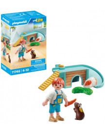 ENFANT,COCHONS D'INDE ET AIRE DE JEUX