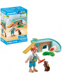 ENFANT,COCHONS D'INDE ET AIRE DE JEUX
