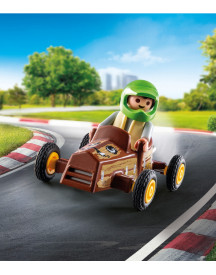 ENFANT AVEC VOITURE DE KARTING