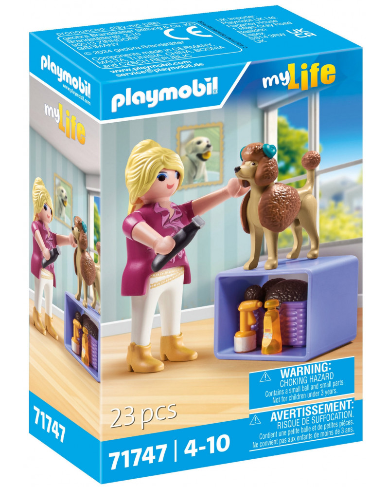 TOILETTEUSE AVEC CANICHE