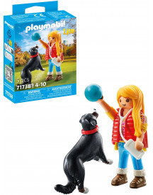 JEUNE FILLE AVEC CHIEN DE MONTAGNE