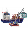GRAND CARGO AVEC BATEAU DE DOUANIERS