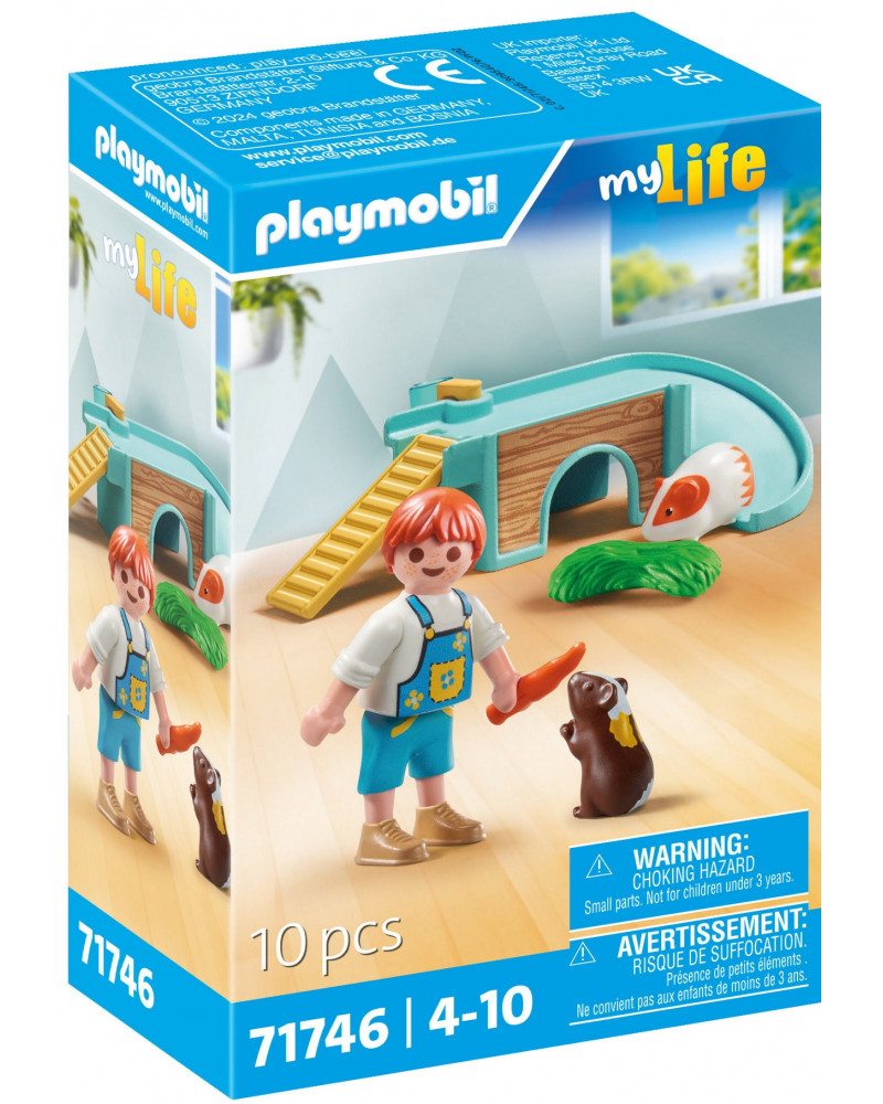 ENFANT,COCHONS D'INDE ET AIRE DE JEUX