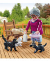 GRAND-MERE AVEC CHATS