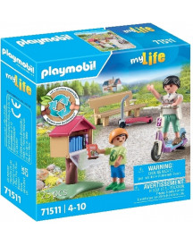BOITE A LIVRES AVEC MAMAN ET ENFANT