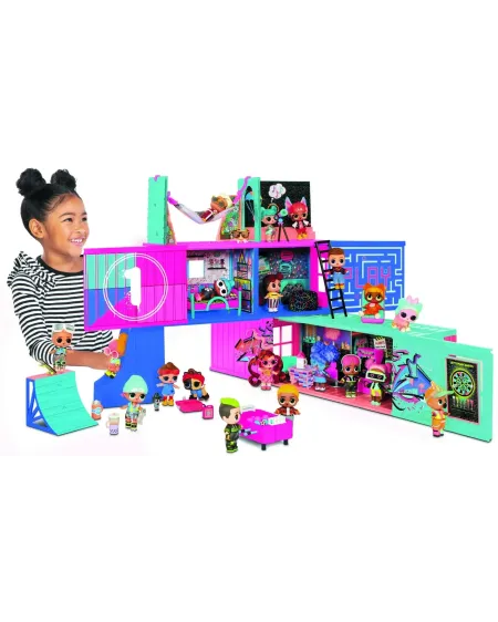 LOL CLUB HOUSE PLAYSET  Déballe les containers et découvre toutes l...