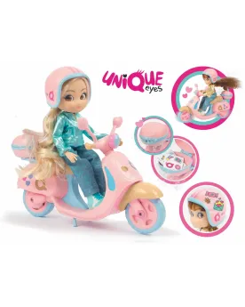 POUPEE UNIQUE EYES + SCOOTER  Une poupée qui te suit des yeux comme...