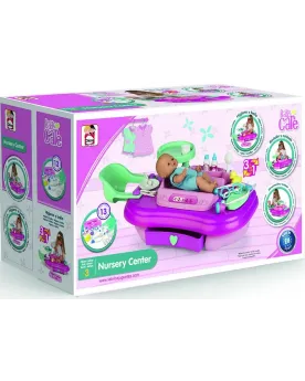 NURSERY CENTER Un coin repas avec chaise suspendue et accessoires d...