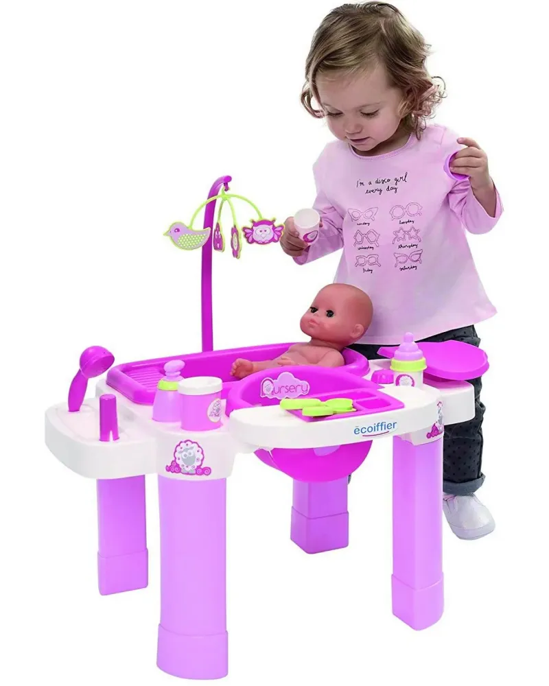 NURSERY  Une table à langer avec aussi baignoire, chaise bébé, bala...