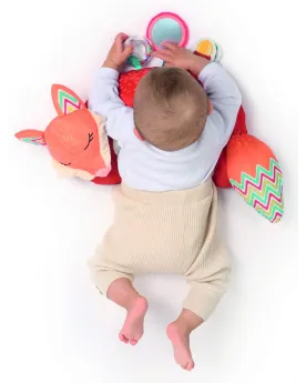 COUSSIN D'ACTIVITES RENARD  Evolutif, il permet à bébé de jouer sur...