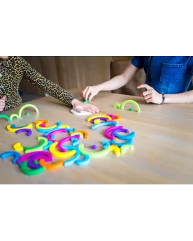 RECREE LA FIGURINE  Jeu avec des arcs en bois et des modèles pour j...